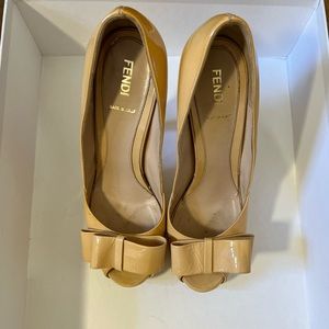 Fendi spuntana yernice cipria. Size 38.5. Natural color